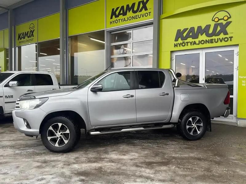 Käytetty Toyota HiLux Active 150 HP (110 kW) 2019 Hopea / harmaa Nouto