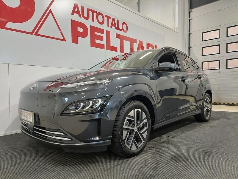 Harmaa Käytetty 2023 Hyundai Kona Trend Katumaasturi | 27 990 € (Hieman kallis) - Kuva 1/4