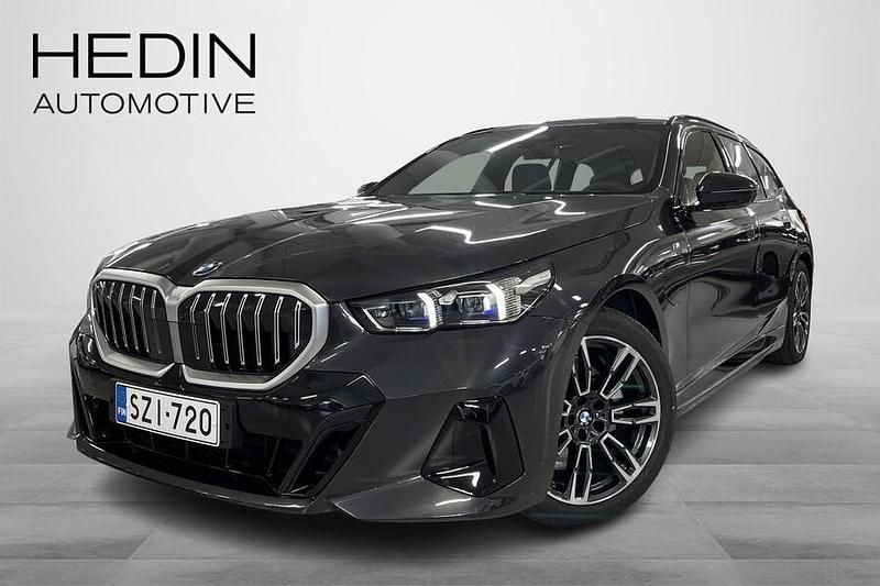 Harmaa Käytetty 2025 BMW 530e M Sport Farmari | 70 900 € (Kallis) - Kuva 1/4