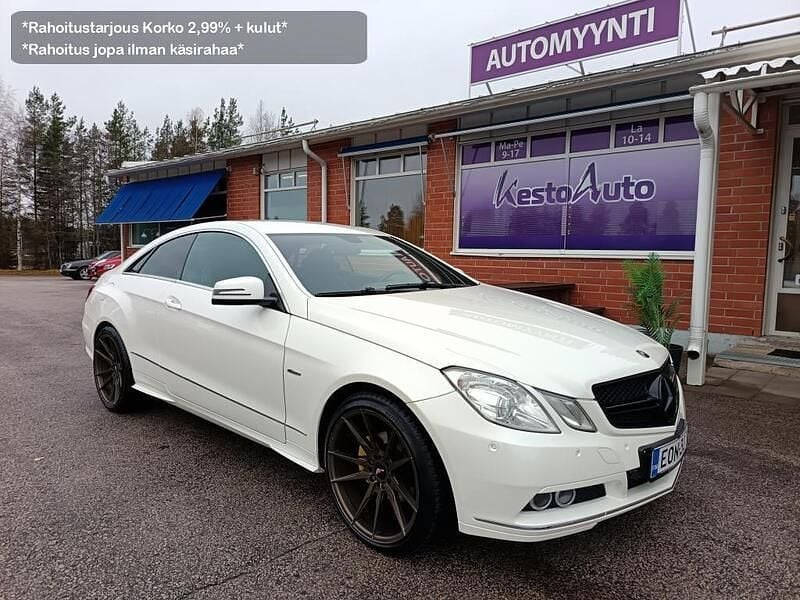 Valkoinen Käytetty 2010 Mercedes E200 Avantgarde Coupe - kaksiovinen | 11 670 € (Perustarjous) - Kuva 1/4