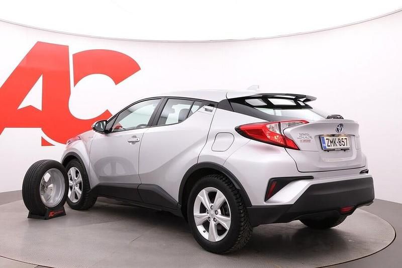 Käytetty Toyota C-HR Active 122 HP (89 kW) 2018 Hopea Katumaasturi