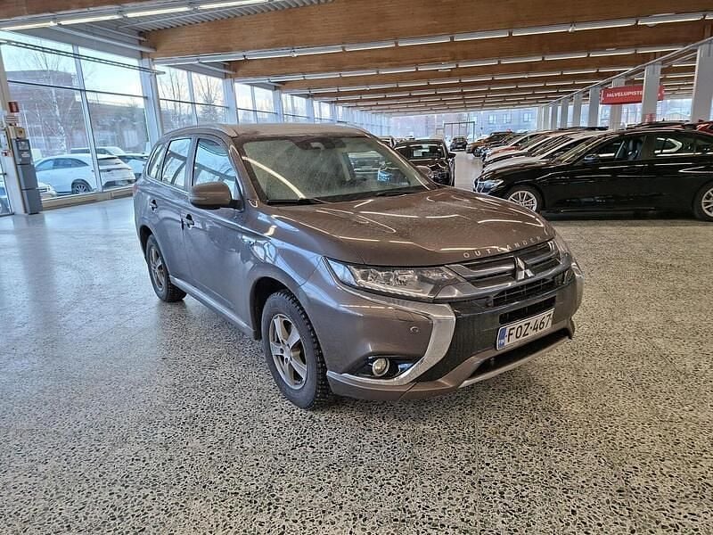 Käytetty Mitsubishi Outlander P-HEV Instyle 150 HP (110 kW) 2019 Ruskea Katumaasturi