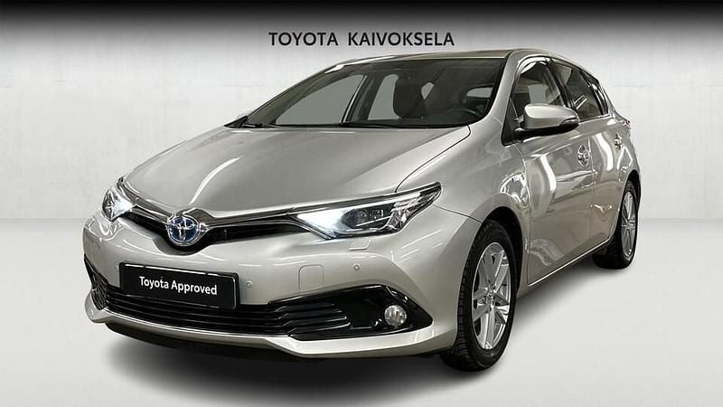 Käytetty Toyota Auris Hybrid Active 99 HP (72 kW) 2016 Hopea Viistoperä
