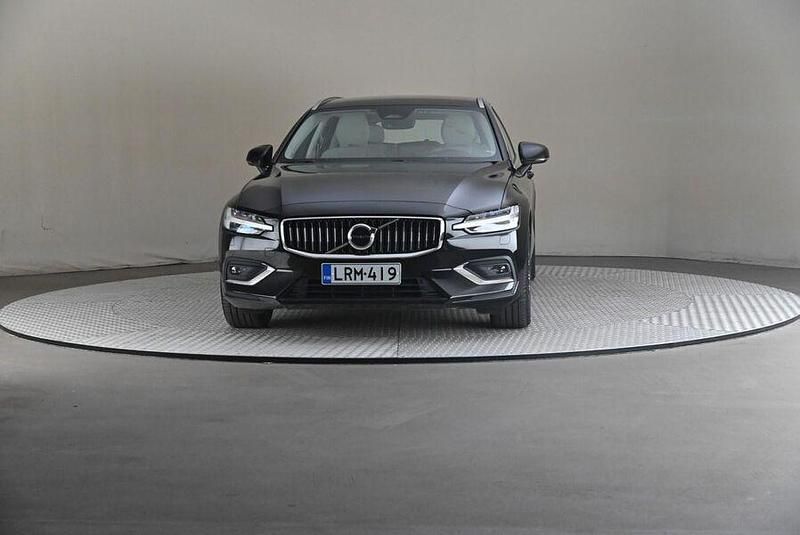 Käytetty Volvo V60 Business Edition 197 HP (144 kW) 2022 Farmari