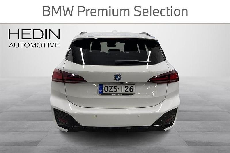 Käytetty BMW 225 Active Tourer M Sport 245 HP (180 kW) 2023 Valkoinen Tila-auto