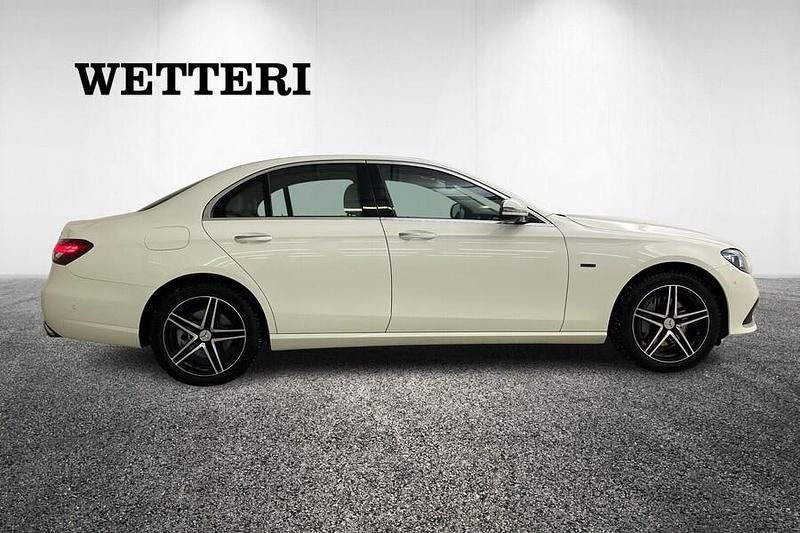 Käytetty Mercedes E300 Avantgarde 211 HP (155 kW) 2021 Valkoinen Sedan