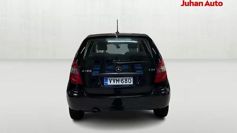 Käytetty Mercedes A180 Business 122 HP (89 kW) 2011 Musta Viistoperä