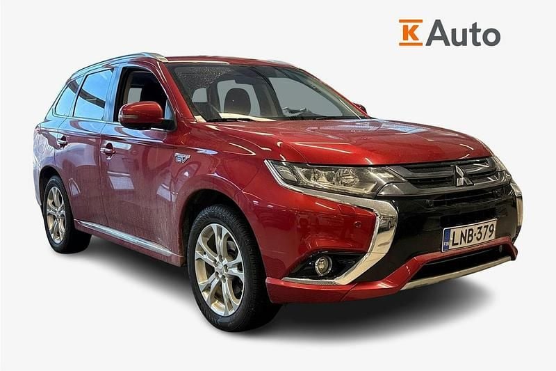 Käytetty Mitsubishi Outlander P-HEV Instyle 121 HP (88 kW) 2016 Punainen Farmari