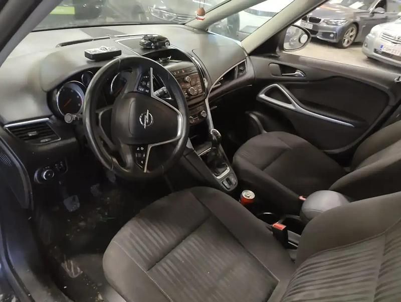 Käytetty Opel Zafira Tourer Edition 131 HP (96 kW) 2014 Musta Tila-auto