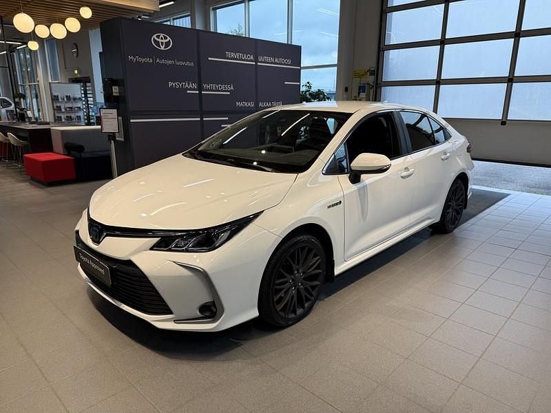 Valkoinen Käytetty 2019 Toyota Corolla Sedan | 19 800 € (Supertarjous) - Kuva 1/4