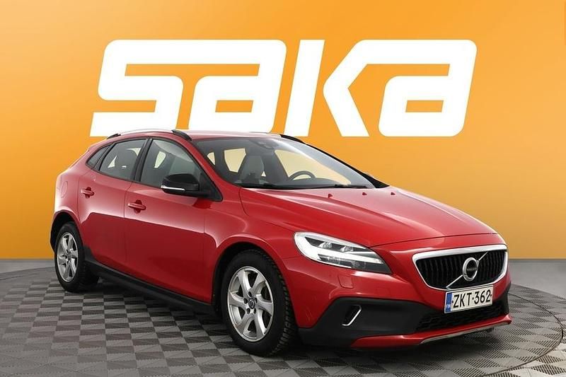 Käytetty Volvo V40 Momentum 120 HP (88 kW) 2017 Viistoperä