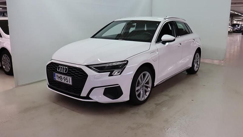 Valkoinen Käytetty 2023 Audi A3 Sportback e-tron Business Viistoperä | 26 900 € (Perustarjous) - Kuva 1/4