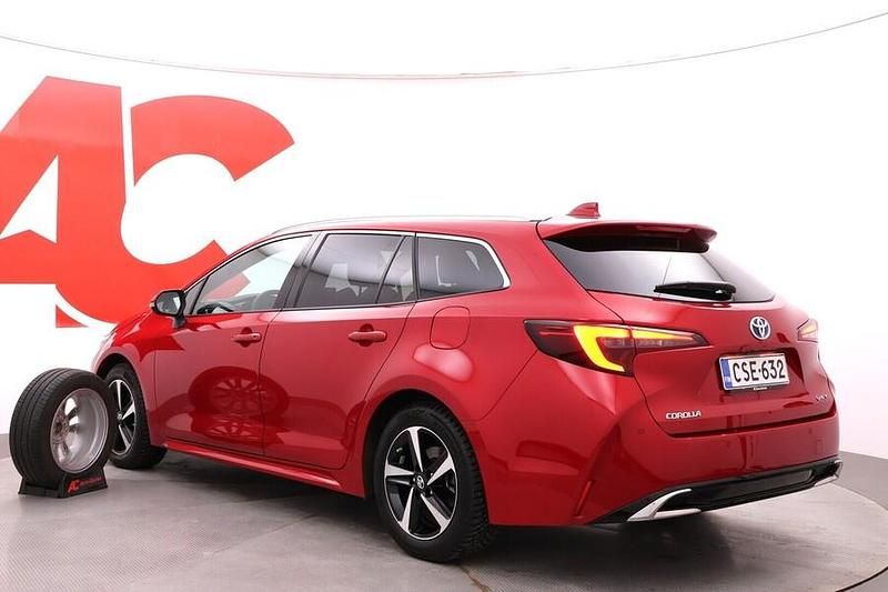 Käytetty Toyota Corolla Edition 140 HP (102 kW) 2025 Punainen Farmari