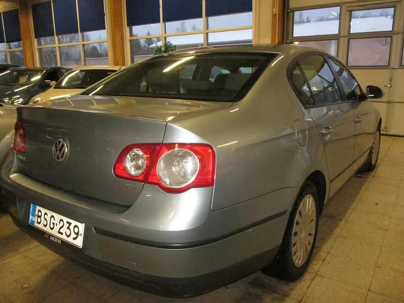 Käytetty VW Passat Comfortline 105 HP (77 kW) 2006 Sininen Sedan