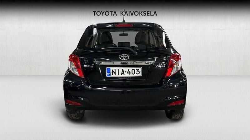 Käytetty Toyota Yaris Multidrive S 99 HP (72 kW) 2012 Musta Viistoperä