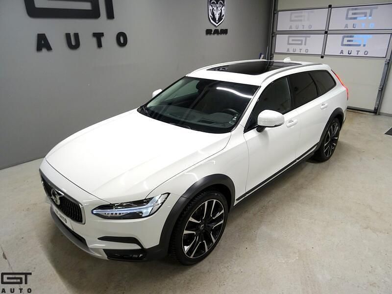 Käytetty Volvo V90 CC Pro 235 HP (172 kW) 2019 Farmari