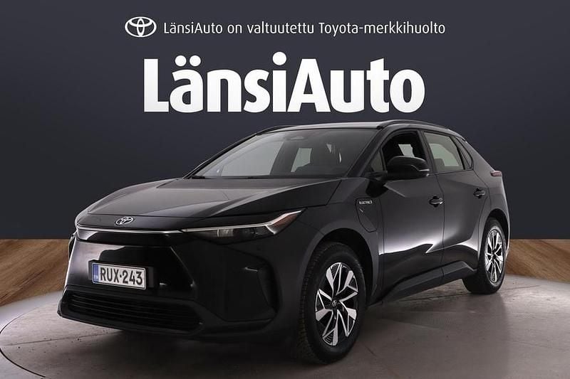 Käytetty Toyota bZ4X Active 252 kW (343 HP) 2023 Musta Katumaasturi