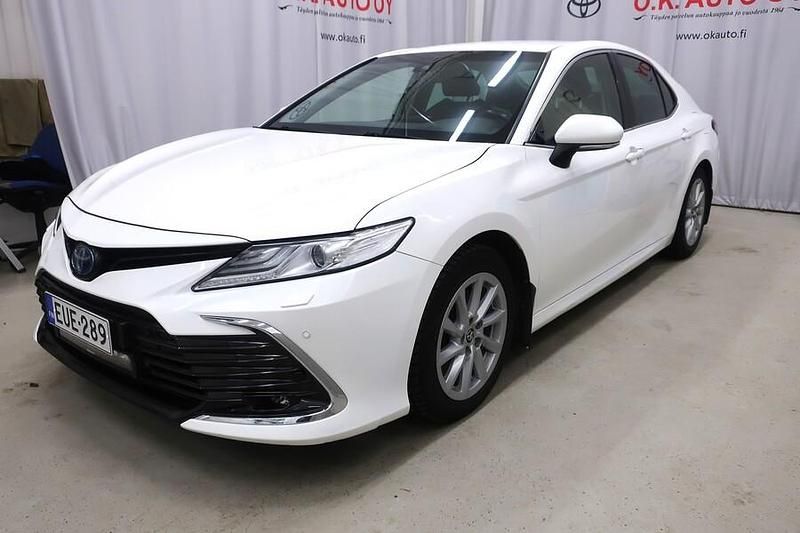 Valkoinen Käytetty 2022 Toyota Camry Style Sedan | 21 480 € (Perustarjous) - Kuva 1/4