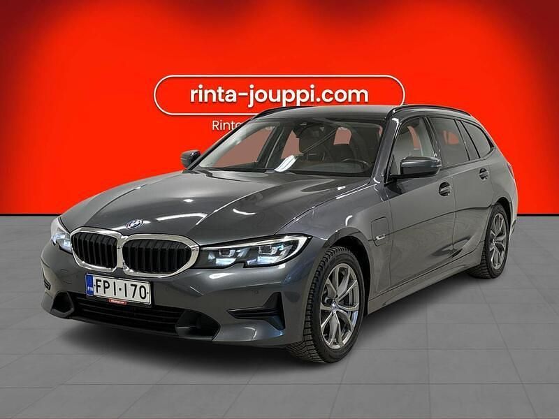 Harmaa Käytetty 2022 BMW 320e Sport Line Farmari | 22 780 € (Hyvä tarjous) - Kuva 1/4