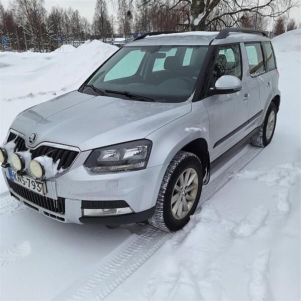 Käytetty Skoda Yeti Outdoor Ambition 150 HP (110 kW) 2016 Harmaa Katumaasturi