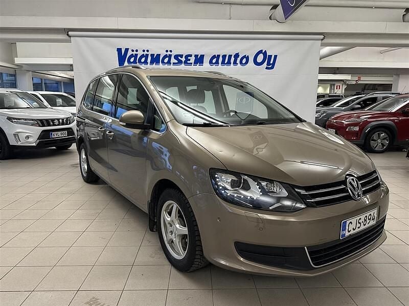 Ruskea Käytetty 2015 VW Sharan Comfortline Tila-auto | 15 800 € (Perustarjous) - Kuva 1/4