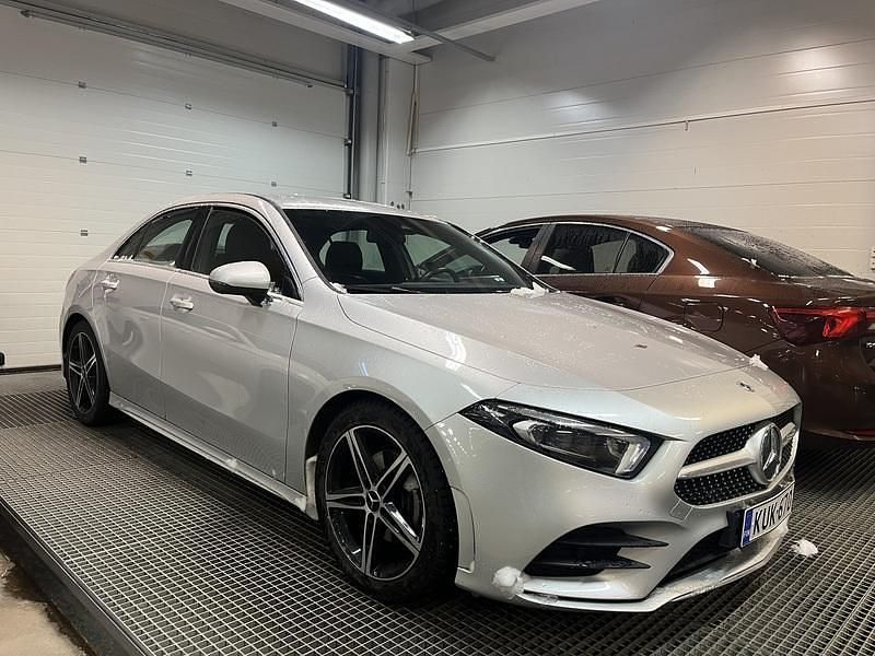 Käytetty Mercedes A180 Business 136 HP (100 kW) 2021 Sedan