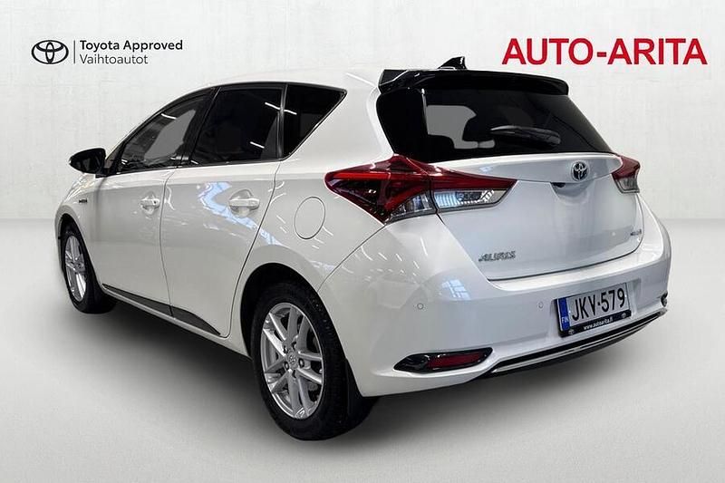Käytetty Toyota Auris Hybrid Edition 99 HP (72 kW) 2018 Valkoinen Viistoperä