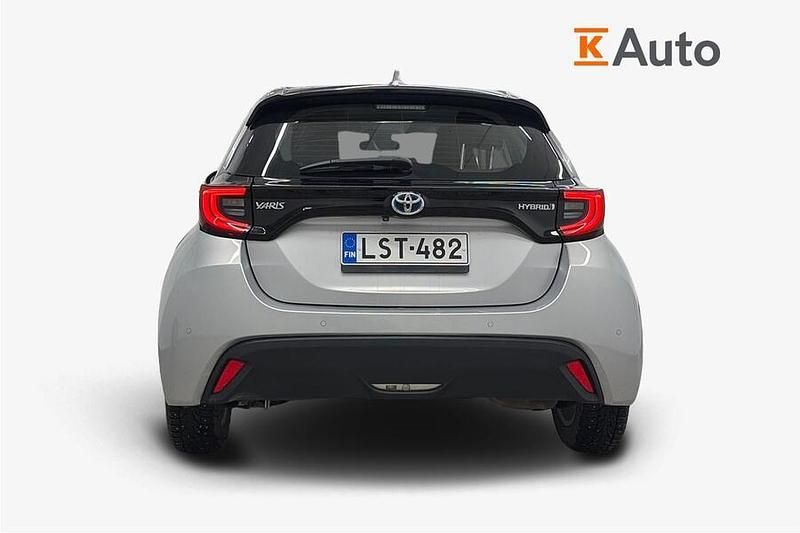 Käytetty Toyota Yaris Hybrid Active 116 HP (85 kW) 2021 Hopea Viistoperä