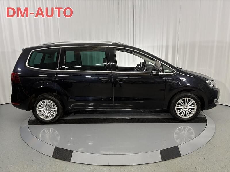 Käytetty VW Sharan Highline 150 HP (110 kW) 2022 Musta Tila-auto