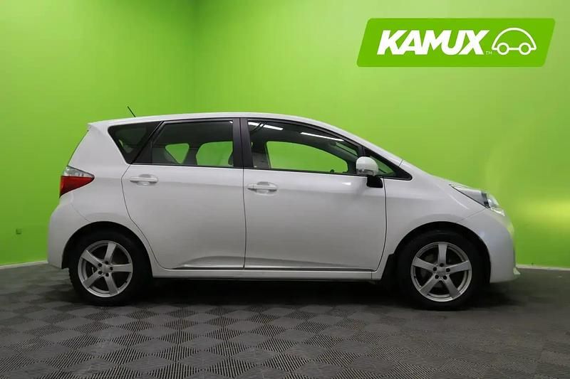 Käytetty Toyota Verso-S Multidrive S 99 HP (72 kW) 2011 Valkoinen Tila-auto