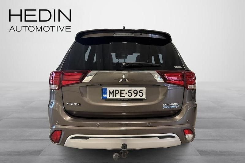 Käytetty Mitsubishi Outlander P-HEV Instyle 135 HP (99 kW) 2019 Ruskea Katumaasturi