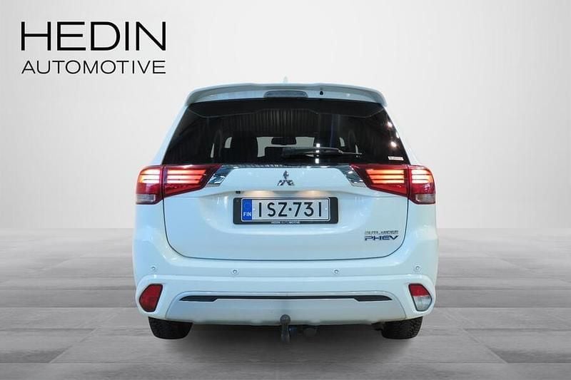 Käytetty Mitsubishi Outlander P-HEV Invite+ 135 HP (99 kW) 2019 Valkoinen Katumaasturi