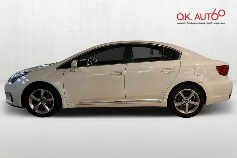 Käytetty Toyota Avensis Multidrive S 147 HP (108 kW) 2014 Valkoinen Sedan