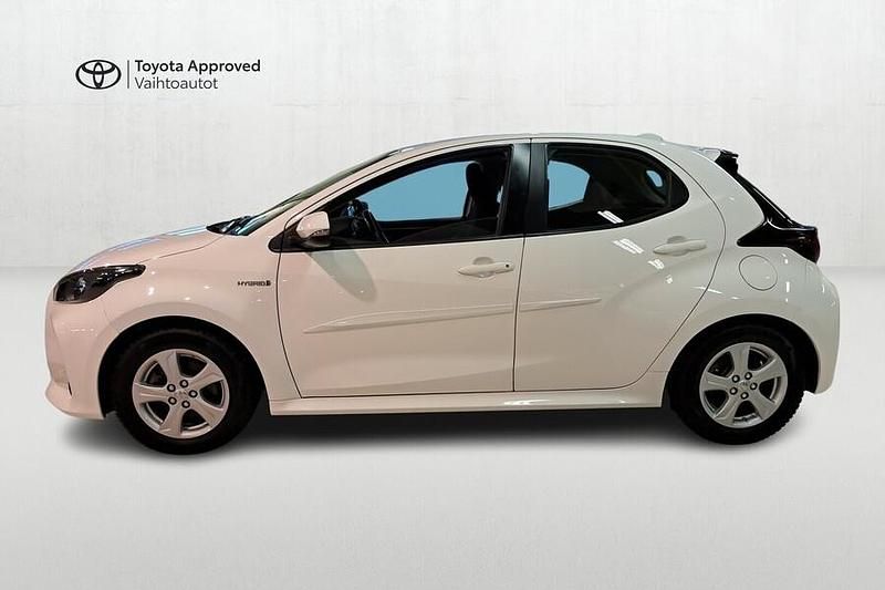 Käytetty Toyota Yaris Hybrid Active 116 HP (85 kW) 2021 Valkoinen Viistoperä