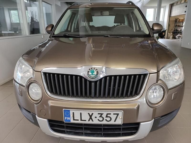 Käytetty Skoda Yeti Active 105 HP (77 kW) 2013 Ruskea Katumaasturi