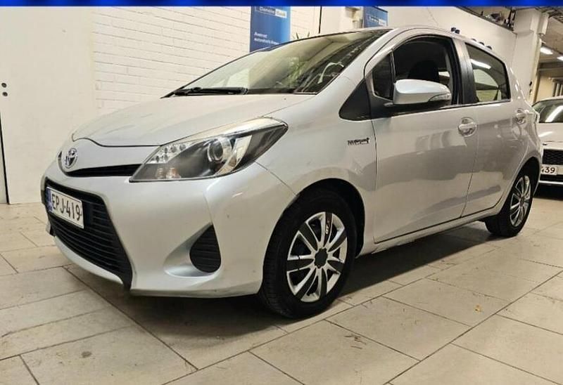 Käytetty Toyota Yaris Hybrid Edition 75 HP (55 kW) 2013 Hopea Viistoperä