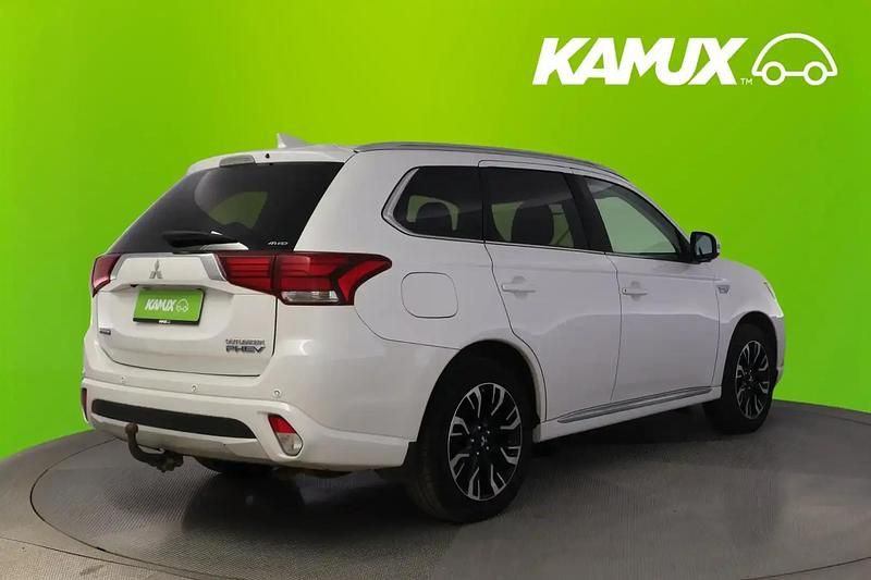 Käytetty Mitsubishi Outlander P-HEV Instyle 121 HP (88 kW) 2016 Valkoinen Farmari