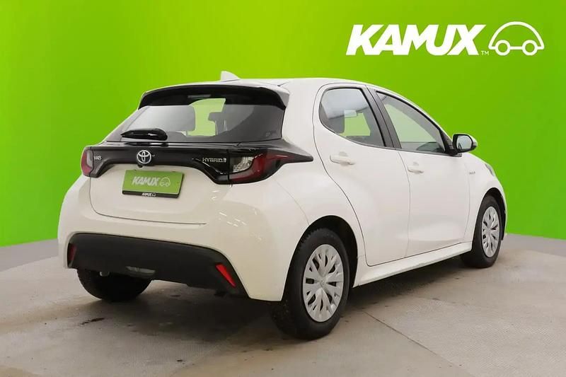 Käytetty Toyota Yaris Hybrid Active 116 HP (85 kW) 2020 Valkoinen Sedan