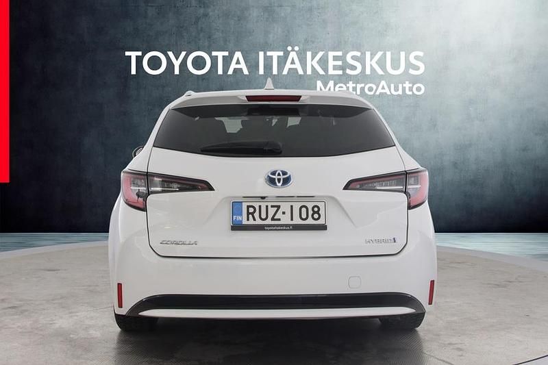 Käytetty Toyota Corolla Edition 122 HP (89 kW) 2023 Valkoinen Farmari