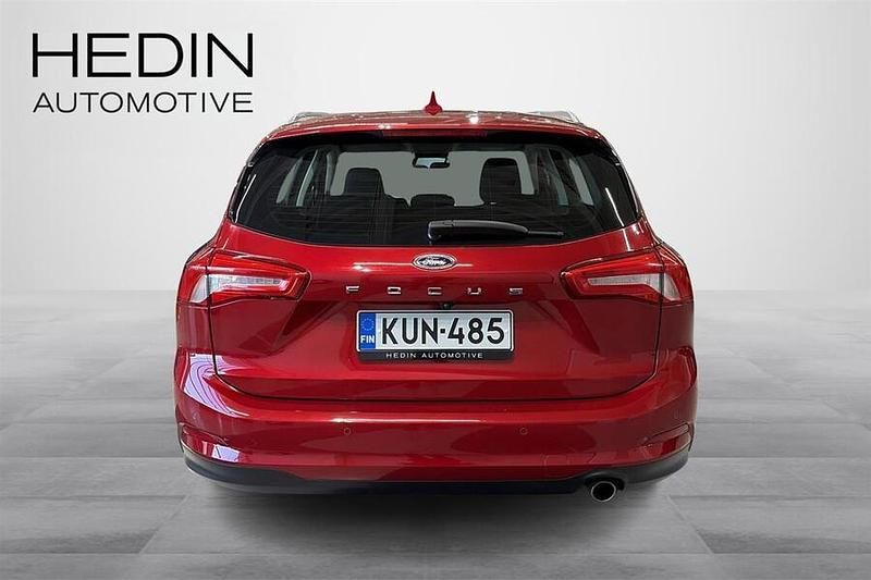 Käytetty Ford Focus Trend 125 HP (91 kW) 2021 Punainen Farmari