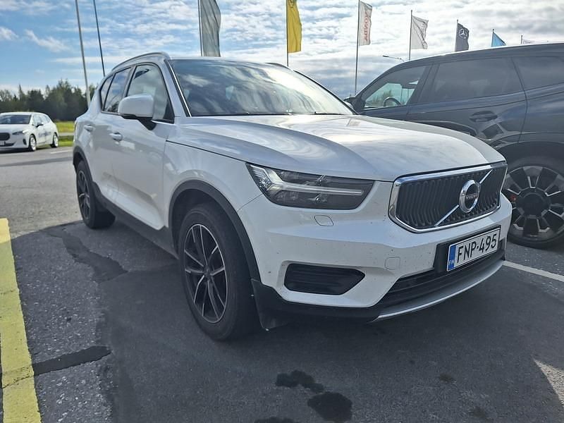 Valkoinen Käytetty 2018 Volvo XC40 Business Edition Katumaasturi | 18 490 € (Kallis) - Kuva 1/4