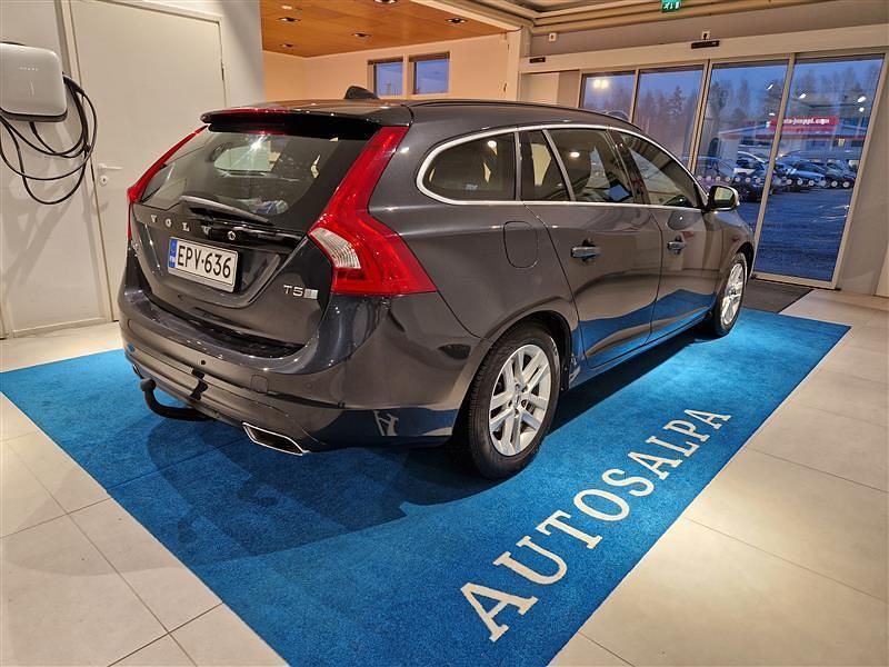Käytetty Volvo V60 Momentum 245 HP (180 kW) 2018 Harmaa Farmari
