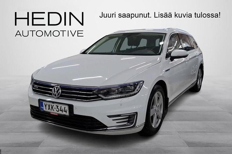 Valkoinen Käytetty 2017 VW Passat GTE Farmari | 10 400 € (Hyvä tarjous) - Kuva 1/4