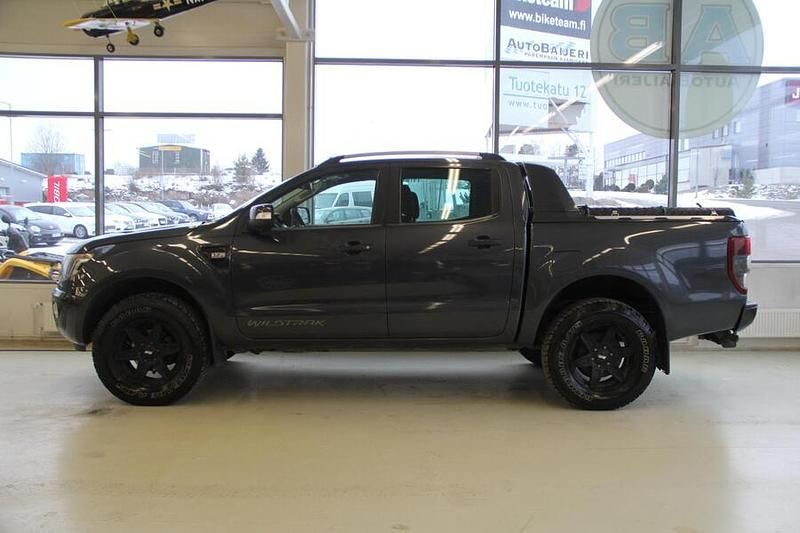 Käytetty Ford Ranger Wildtrack 200 HP (147 kW) 2015 Musta Nouto