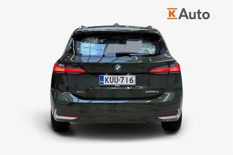 Käytetty BMW 225 Active Tourer Comfort Edition 245 HP (180 kW) 2023 Met. vihreä Tila-auto