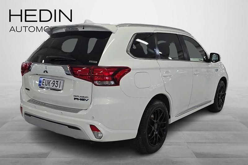 Käytetty Mitsubishi Outlander P-HEV Instyle 135 HP (99 kW) 2019 Valkoinen Katumaasturi