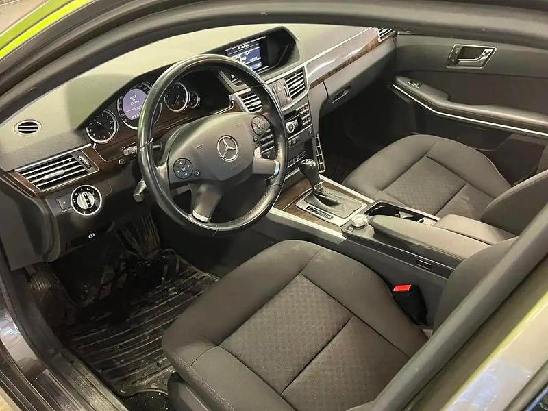 Käytetty Mercedes E200 184 HP (135 kW) 2011 Hopea / harmaa Sedan