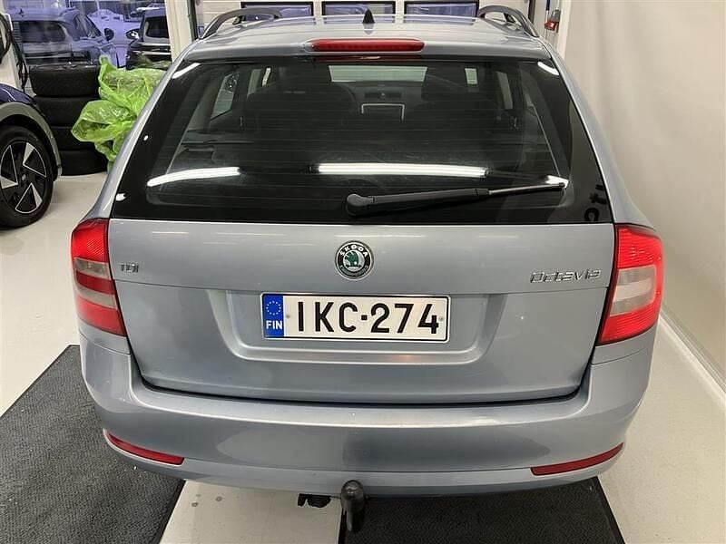Käytetty Skoda Octavia Ambiente 105 HP (77 kW) 2011 Sininen Farmari