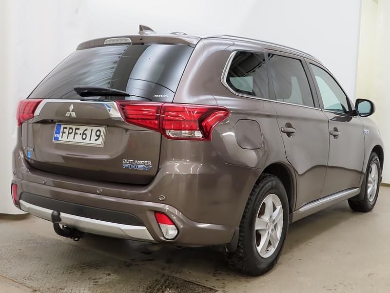 Käytetty Mitsubishi Outlander P-HEV 121 HP (88 kW) 2015 Ruskea Farmari