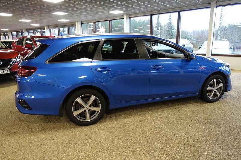Käytetty Kia Ceed Sportswagon 105 HP (77 kW) 2022 Sininen Farmari